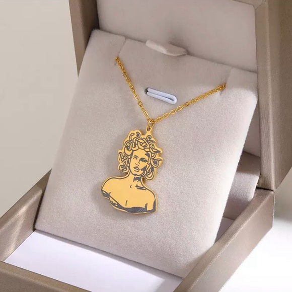 ⚜️[𝟯/$𝟮𝟴]⚜️NEW Large Medusa Pendant Stainless Steel Necklace - Picture 6 of 9